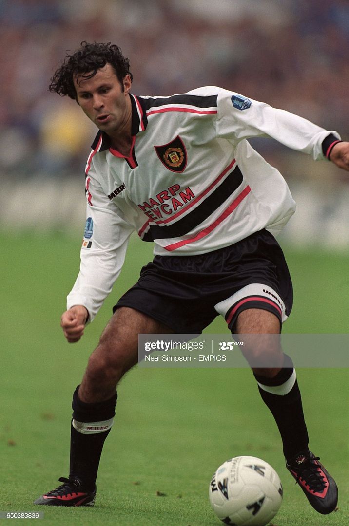 マンチェスターユナイテッド　99/00 タオル地ユニ　#11 GIGGS Manchester United #11 GIGGS 1998 2000 Umbro Home Football